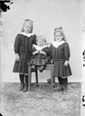På turane heim til Luster fotograferte Samson Brathole mykje på oppdrag frå bygdefolket. Her er dei tre systrene Berta, Signe og Sigrid Dalehaug frå Dalehaugen i Dalsdalen portrettert.