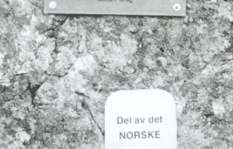 Minneplate over to norske flygarar som omkom i eit Mosquito-fly som vart skote ned over Staveneset i juni 1943.

