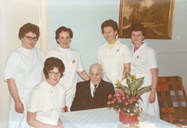 Ved Magnus Spord sin 90-årsdag i 1973, etter at sjukeheimen var blitt kommunal. Frå venstre bak Signe Skorven, Dagmar Ask, Lillian Fristad og Sigrid Loftheim.
