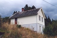 Høygardane var eigen skulekrins i Breim kommune (eigen kommune i åra 1886 - 1964). I år 1900 var det 10 elevar i skulen. Krinsen fekk skulehus i 1926. Etter at skulen vart nedlagd har huset vorte nytta som grendehus.
