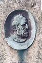Relieffet på minnesteinen er laga av bergenskunstnaren Ambrosia Tønnesen (1859-1948). Ho har også laga relieffet på Anders Askevold-steinen som står på Korseberget rett vestanom kyrkjegarden.
