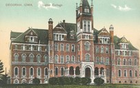 Bernt Askevold studerte til prest ved Luther College, Iowa, i åra 1880 til 1882.
Universitetet er i dag eit stort bygningskompleks, men den gamle hovudbygningen står om lag uendra.
