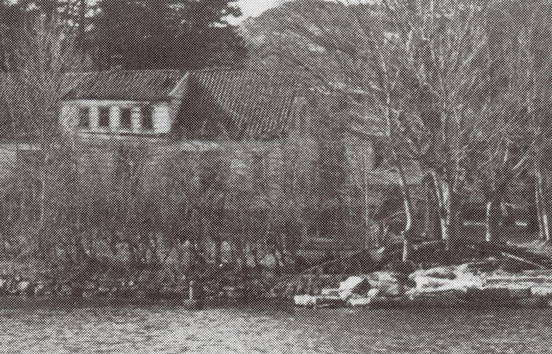 Gjestgiveriet i Sauesund var tidleg ein sentral stad ved skipsleia. Det var eitt av dei eldste gjestgiveria i Sunnfjord. - Til høgre ligg krambua.