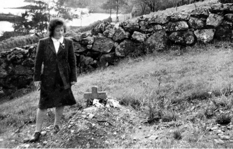 Bergitte Nesøy, gift Pedersen, attmed grava til broren like etter at han var gravlagd.
