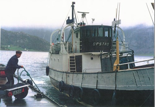Bilete av rutebåten "Opstad" til kai i Berle på 1980-talet.