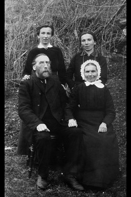 Bilete av Johannes Ottesen med kona, Brita Systad Ottesen, og dei to døtrene deira.