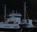 Utsnitt av «Dalsfjord» til kai i Askvoll. Ferja hadde i fleire år Fylkesbaatane-flagget målt framme på styrehuset.