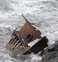 Det er baugpartiet på snurpebåten «Bjørnulf» som år 2015, over 60 år etter forliset, stikk opp or havet i Ånnevika.