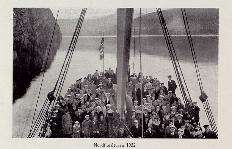 ds «Nordfjord 1» på pinsetur. Mannssangforeningen «Freya» på tur til Sogn og Fjordane 15. – 18. mai 1932. Lungegårdens Musikkorps var med.