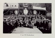 ds «Nordfjord 1» på pinsetur 1932. Mannssangforeningen «Freya» samla på fordekket. Båten går inn Høyangsfjorden. Offiseren på brua er kaptein Wærness.