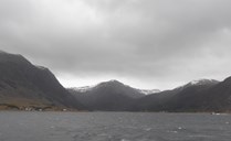 Biletet er teke frå snøggbåten Bergen – Nordfjord, i leia mellom Florø og Smørhamn på Bremangerlandet. Gardane Nordbotten (venstre), Øvrebotten (midt i biletet) og Sørbotten (høgre) ligg ved ein ca 2 km lang poll (liten fjord) som strekkjer seg aust-vest.