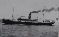 DS «Midnatsol», Det Bergenske Dampskibsselskab (1851-1984), bygd 1910, hadde første hurtigruteanløp i Florø vinteren 1910. Men Florø blei ikkje fast stoppestad før 1914/1915.