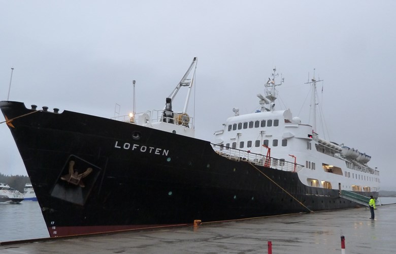 MS «Lofoten», bygd 1964, i sørgåande rute til kai i Florø, 2. mars 2015.