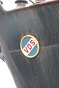 Vesteraalens Dampskibsselskab (1881-1987), VDS (kortform: Vesteraalske), sitt rederiflagg, her i rosett plassert på kvar side av baugpartiet på MS «Lofoten», 2015.