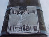 Kraftstasjon i Hagane, Hermansverk, bygd av Leikanger kommunale elektrisitetsverk, i produksjon frå 1930 til 1980-åra. Firmaet Betonmast, Oslo, var hovudentrepenør, og laga stolpane i linenettet; som firma-namnet indikerer, i betong. På kvar stolpe stod skilt med åtvaring og stolpenummer.