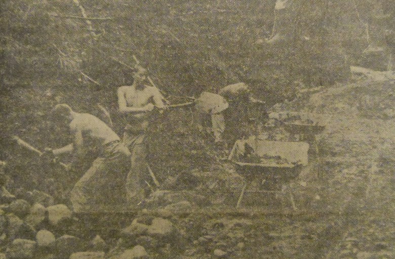 Mannskap frå skogrekruttskule på arbeid i Henjadalen sommaren 1963