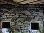 Inne i bunkeren er det murt steinvegg og solid tak til overdekning.
