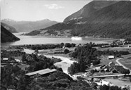 «Stavangerfjord» oppankra i Loen. Den lakseførande Loelva renn ut i Lobukta. I 1933 reiste overrettssakførar Ole Loen erstatningskrav mot Den Norske Amerikalinje. Han meinte «Stavangerfjord» (og andre turistskip) valda skade på laksefisket. Saka gjekk til Høgsterett. Ole Loen tapte saka.