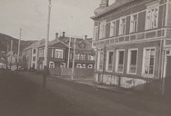 Foto frå Hammerfest 1922. I bygningen til høgre Norges Bank si avdeling i Hammerfest.