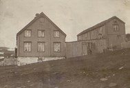 Hovudbygningen (bustadhuset) til handelsmann H. Rasch, Havøysund. Biletet vart sendt frå Rasch til Skaasheim i brev, hausten 1922. I brevet opplyser Rasch at huset var i bruk som «prestegaard» på Måsøy på slutten av 1700-talet. Handelsmann Ulich kjøpte huset først på 1800-talet og flytta det til Havøysund. Huset attmed (oppom) hovudbygningen er «baardstuebygningen» (hus for tenarskapet), oppført før 1800. begge husa stod til hausten 1944 då den tyske okkupasjonsmakta brende ned alle husa i Finnmark.