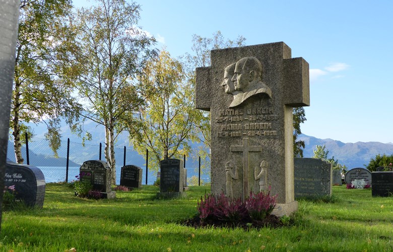 Minnesteinen på grava til Marie og Matias Orheim, reist i 1962. Han er laga av bilethoggaren Anne Grimdalen. Det var det siste arbeidet hennar før ho døydde i 1961.