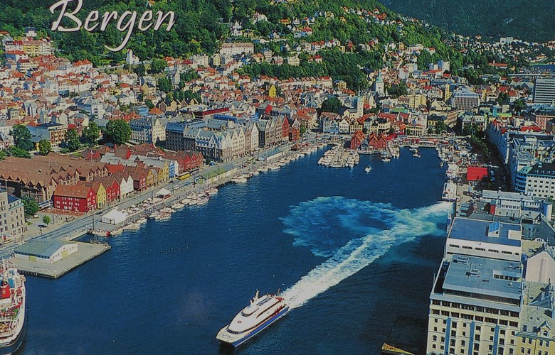 Fylkesbaatane i Sogn og Fjordane sin hurtigbåt ms «Kommandøren» på veg ut Vågen frå Strandkai-terminalen inst i Vågen, «midt i Bergen». Til kai ligg to andre hurtigbåtar. Strandkai-terminalen opna som nytt anlegg sommaren 1983.