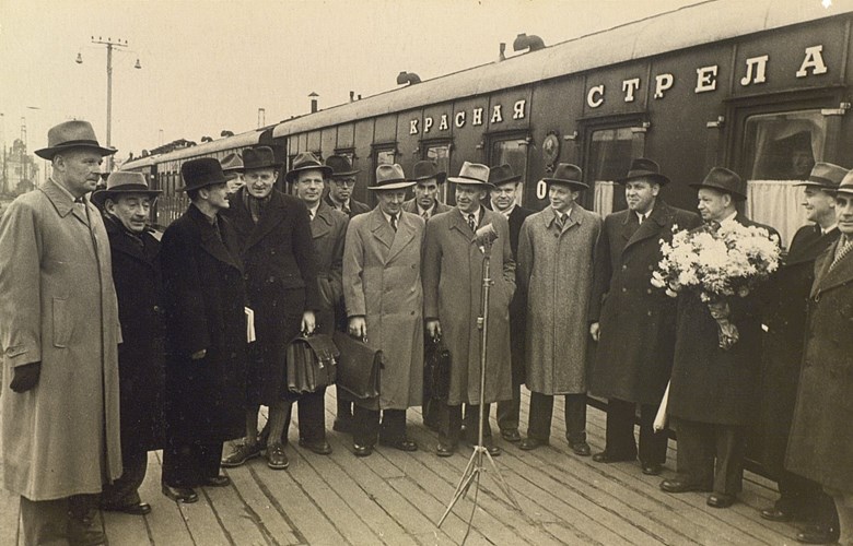 Frå Leningrad til Moskva tok delegasjonen det legendariske toget ”Krasnaja Strela” (raud pil), som har gått i rute mellom dei to byane sidan 1931. Heilt til venstre står Bernhard Valsvik.