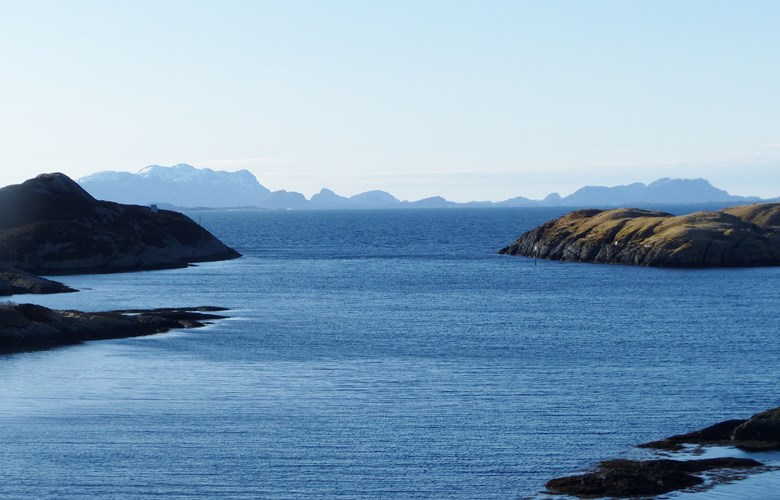 Hovdesundet i Bulandet, sett mot sør, Solund-øyane i bakgrunnen. På austsida (venstre) står ei fyrlykt. Skipstrafikken kom oftast inn dette sundet frå sør. Båtane styrde så litt vest (høgre) inn til stoppestaden på Litle Nikøya/Nikøya (i Nikøyosen/sundet).