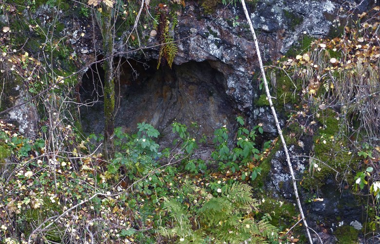 Hola der det small mineskot i hausten 1884, ved Lakshøl, på austsida av elva, fotografert 2018 frå vegen ved Henjaelva opp frå Lundene.