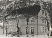 I "Apothekergaarden" leigde Telegrafvesenet  2. høgda frå 1900 til 1921. Huset vart seld til Telegrafverket 1942 og vart seinare kalla "Telegrafen".