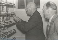 Distriktssjef Albretsen opnar Øvre Årdal automatstasjon den 30. juni 1956. Telegrafstyrar Magnar Paulsen til høgre.