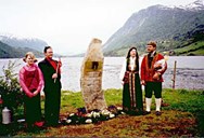 17. mai 2001, avdukingsdagen. Frå venstre: Therese S. Holsen (avduka steinen), Tor Arild Nydal Holsen (gav steinen frå utmarka), Berit Hårklau (skreiv teksten på messingplata) og Atle Holsen (prosjektleiar).
