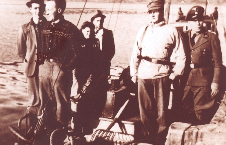 Etter arrestasjonen på Staveneset i 1945. To frå Fure står fremst på båten, så Oddny og Anton Hollevik, Georg Esswein og SS-mannen Helmut Klötzer. Biletet vart visstnok nytta til propagandaføremål i Tyskland.