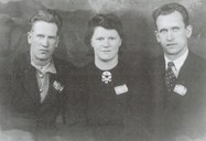 Hans Hollevik, Oddny f. Saltskår og Anton Hollevik. Dei to sistnemnde vart arresterte av tyskarane 15. mars 1945 etter at nokon angav dei. Begge vart torturerte under avhøyra. Etter ei tid hamna dei i fangeleiren på Espeland ved Bergen. Dei vart lauslatne på fredsdagen, 8. mai 1945.