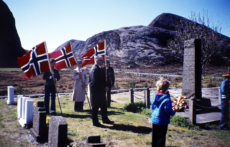 I alle år har 17. mai-toget på Værlandet gått frå skulen til minnesteinen over dei falne og tilbake til skulen. Elevar går flaggborg. Dette biletet er frå 17. mai 1977. May Elin Ytrøy (no Ytrøy Landøy) og Jan Arild Landøy legg ned krans.