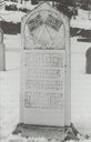 Framsida på minnesteinen. Steinen vart reist av ungdomslaga i Borgund 17. mai 1946.