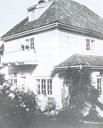 Villaen til kunstmålar Johannessen, mannen som står framfor døra. På benken sit kona Clara (t.v.) og frøken Thygesen.