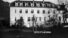 Frå 1931 til 1947 heldt Balestrand middelskule til i bygningen som fram til då hadde vore Kvammens Hotell. I åra frå 1947 til 1951-52 var det Balestrand Statsrealskule som nytta bygningen.