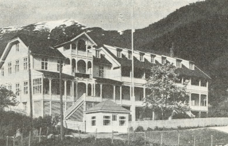 Johan og Karen Kvammen ville satsa vidare då krigen var over. I 1921 opna dei Kvammens Hotell med 75 senger. Dette var eit vakkert bygg med små arkar på taket. Desse vart seinare tekne bort.