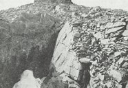 Fyrste gruva på Grøndalsfjellet fekk namnet 'Gottes Gabe' (Guds Gåve). Her restane av grunnmuren til den store tømmerbrakka som vart sett opp.