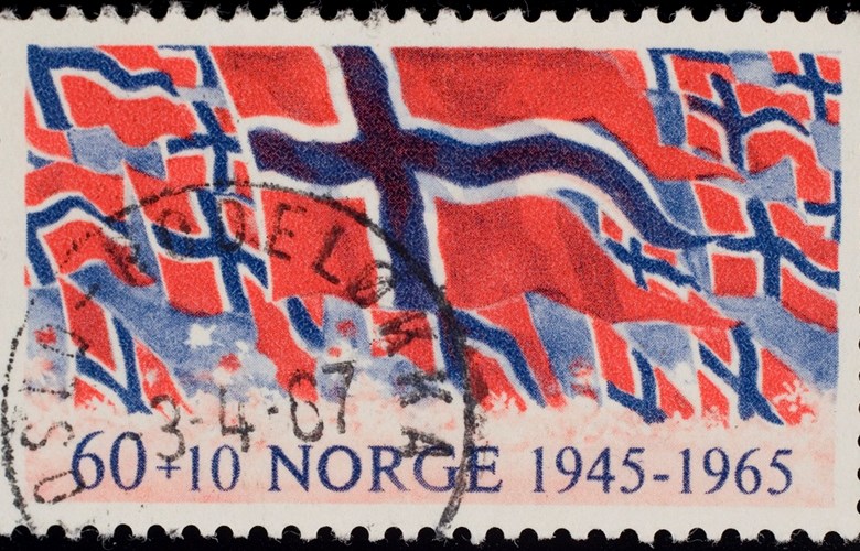 På 20 årsdagen for frigjeringa i 1965 gav Posten ut ei minneutgåve. Det eine frimerket har flagget som motiv.