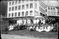 17. mai feiring på Lyster sanatorium, Harastølen. Både pasientar og personale har stilt seg opp for å bli fotografert av Brathole.
