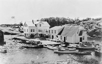 Olsokstemne ved steinkrossen i Korssund kring 1935. Mesteparten av stemnefolket kom i småbåtar frå nærliggjande sjøbygder.