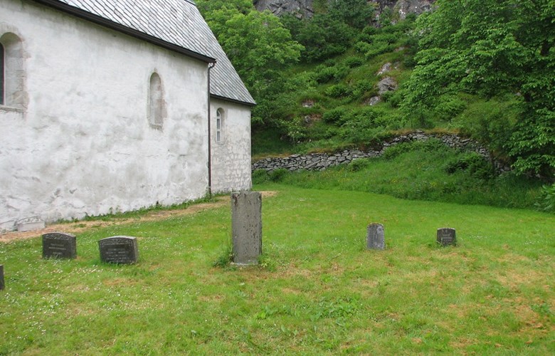 Kinn kyrkje 2007. Minnesteinen over den fyrste ordføraren i Kinn står på sørsida av kyrkja.