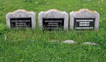 Gravene til brørne Indrevær på Husøy kyrkjegard i Solund