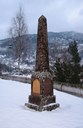 Ved Stedje kyrkje i Sogndal står ein minnestein over Henrik Krohn og kona hans Anna. Som mannen, ivra ho for målrørsla.