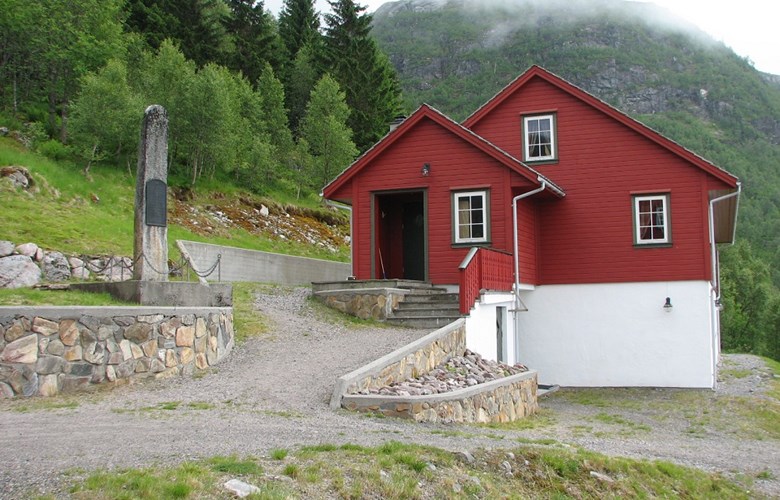 Bjørn West-minnesmerket år 2007 i tunet til Stordalen fjellstove. Bygningen her er anneks til fjellstova.