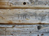 I tømmerstokkane finst det mange "visittkort" etter besøkande med kniv opp gjennom åra. Årstalet "1905" kan ha vore skore inn i ein stokk som i 1905 var i såpass god stand at han vart brukt om att då dei bygde opp att stova i 1910.