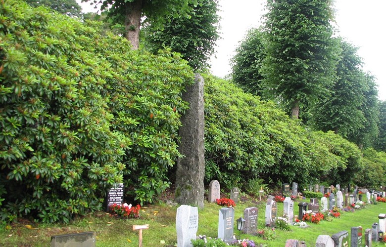 Minnesteinen over Mons Litleré på Møllendal kirkegård i Bergen. Gravfeltet omkring har vorte brukt om att i nyare tid.
