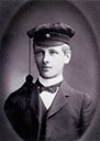 Gustav Indrebø tok artium 19 år gamal med svært godt resultat. Då hadde han og arbeidd heime i to år som dreng.
